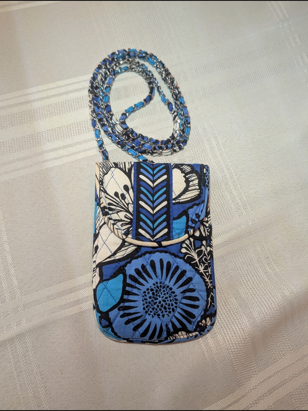 Blue Floral Vera Bradley Crossbody Phone Pouch - Quilted Fabric w/ Chain Strap.